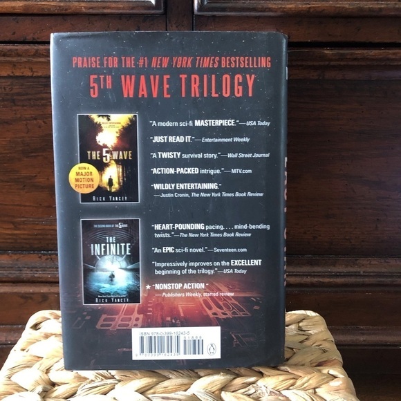The 5th Wave series: The Last Star by: Rick Yancey hardback book - Picture 2 of 3